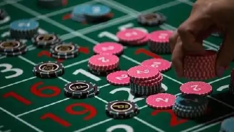 Filipino player joining a ph65 online bingo room on a smartphone